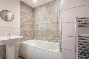 Et badeværelse på 2 Bed in Benllech oc-t34071 + 22 billeder