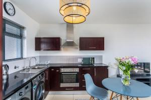 Η κουζίνα ή μικρή κουζίνα στο Knightsbridge 702W by CTHA