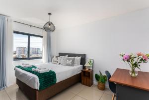 Ένα ή περισσότερα κρεβάτια σε δωμάτιο στο Knightsbridge 702W by CTHA +13 φωτογραφίες