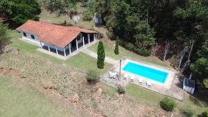 an overhead view of a house with a swimming pool at Rancho c/ piscina, churrasqueira, natureza e lazer in Batatuba