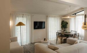 a living room with a white couch and a table at Resort Wilsumer Berge in Wilsum