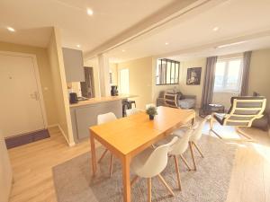 Un comedor y una cocina con mesa y sillas de madera. en ENA 3 pièces neuf entre centre et gare, en Estrasburgo 6 fotos más