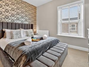 een slaapkamer met een groot bed en een raam bij Windsor Jay in York