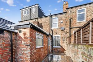 een uitzicht op een bakstenen gebouw bij Windsor Jay in York