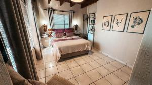 En eller flere senge i et værelse på Figtree Escape