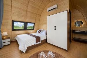 sypialnia z białym łóżkiem i dużą szafą w obiekcie TamCoc Moon An Bungalow & Cafe w mieście Ninh Binh +40 zdjęć