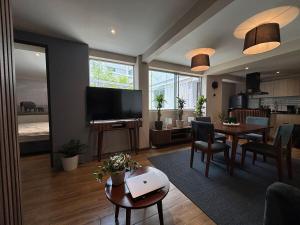 TV/trung tâm giải trí tại Modern Condo in Condesa, Iconic Ámsterdam Avenue