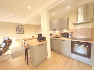 Una cocina con una encimera y una mesa dentro. en ENA 3 pièces neuf entre centre et gare, en Estrasburgo