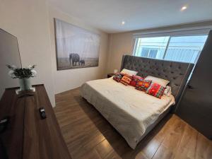 Giường trong phòng chung tại Modern Condo in Condesa, Iconic Ámsterdam Avenue