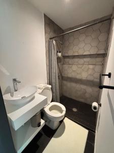 Phòng tắm tại Modern Condo in Condesa, Iconic Ámsterdam Avenue