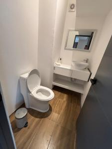 Phòng tắm tại Modern Condo in Condesa, Iconic Ámsterdam Avenue