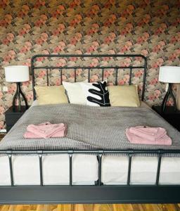 een bed met twee kussens en roze handdoeken erop bij CS HARZgeflüster-Das Familienhotel in Thale