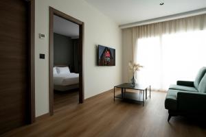 ein Wohnzimmer mit einer Couch und einem Spiegel in der Unterkunft Alora Apartamentos Mérida in Merida