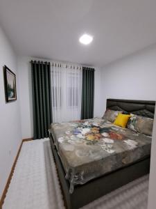 Ένα ή περισσότερα κρεβάτια σε δωμάτιο στο Apartman PETRA QUEEN