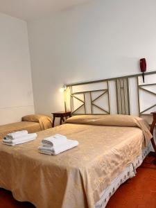 Ένα ή περισσότερα κρεβάτια σε δωμάτιο στο Hotel Mundial