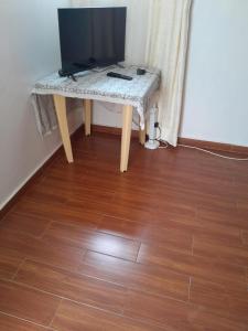 TV/trung tâm giải trí tại Charming 1-Bed House in Nairobi Katani Rd +1 ảnh