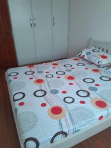 Giường trong phòng chung tại Charming 1-Bed House in Nairobi Katani Rd