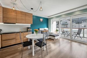 Kuchyň nebo kuchyňský kout v ubytování DreamHouse Apartament Zefir Północna 18B, Darłówko Wschodnie