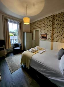 Postel nebo postele na pokoji v ubytování Western Isles Hotel