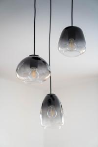 um grupo de três luzes de vidro penduradas no teto em Murleben Appartements em Stadl an der Mur mais 10 fotografias