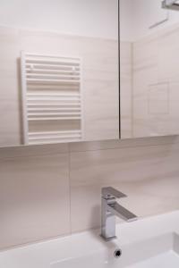 um banheiro com uma pia e um espelho em Murleben Appartements em Stadl an der Mur