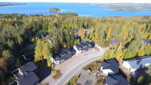 eine Luftansicht eines Hauses mit einer Straße in der Unterkunft Villa Otso-huoneistot Saniaistie in Vuokatti