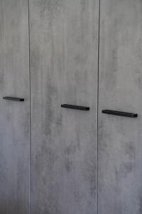 três armários de metal com puxadores pretos em uma parede em Murleben Appartements em Stadl an der Mur