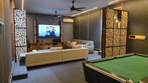 Μια τηλεόραση ή/και κέντρο ψυχαγωγίας στο Burrow 99 Lounge