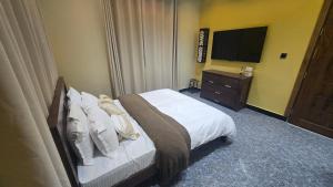 Μια τηλεόραση ή/και κέντρο ψυχαγωγίας στο Burrow 99 Lounge