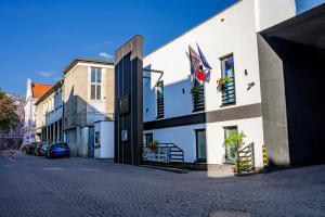 ein Gebäude am Straßenrand in der Unterkunft Kaktus Chill & Sleeping - 50 m od Rynku in Ratibor