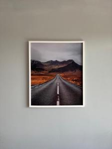 an empty road in the middle of a desert at Apartamento Completo com piscina e play infantil in Ananindeua