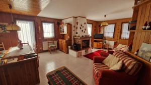 un salon avec un canapé et une cheminée dans l'établissement Incantevole appartamento ai piedi del Passo Giau, à Selva di Cadore