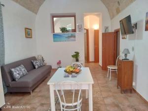 ein Wohnzimmer mit Sofa und Tisch in der Unterkunft Casa Carmela 53 in Ragusa