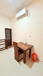 Zimmer mit einem Holztisch und einer Klimaanlage in der Unterkunft Seven Shape Resort - Talalla in Talalla