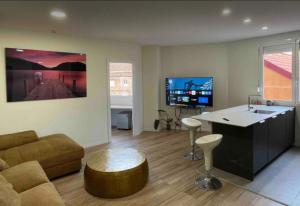 TV a/nebo společenská místnost v ubytování 23 DOWN TOWN IN METRO IN 5 Station straigh WIFI AC