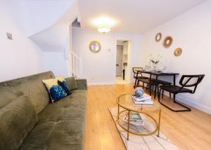 a living room with a couch and a table at Contemporary Hemel Hempstead Stay 2BR Sleeps 5 in Hemel Hempstead