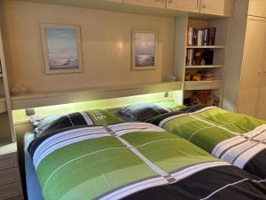 two beds sitting next to each other in a bedroom at Ferienwohnung Altstadt Freistadt in Freistadt