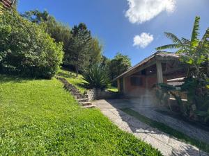 Zahrada ubytování Temporada de Casa apenas 500 metros da Praia da Gamboa SC