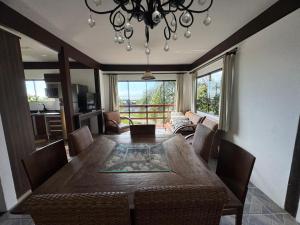 Posezení v ubytování Temporada de Casa apenas 500 metros da Praia da Gamboa SC