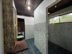 Koupelna v ubytování Temporada de Casa apenas 500 metros da Praia da Gamboa SC