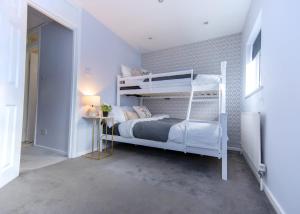 Postel nebo postele na pokoji v ubytování Stylish & Spacious Hemel Hempstead Home Perfect for Families Contractors & Parking