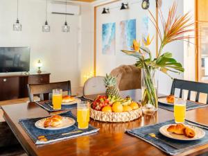 - une table avec un bol de fruits et de jus d'orange dans l'établissement 【NewOpen】人気の観光地北谷に立地! 最大14名様, à Hamakawa