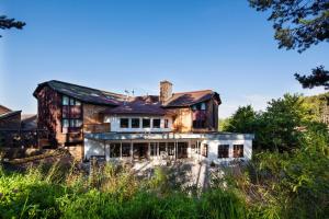 Το κτήριο όπου στεγάζεται  το ξενοδοχείο διαμερισμάτων