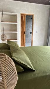 En eller flere senge i et værelse på Villa Canaria - Luxury New Villa Private Pool