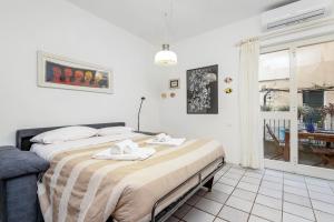 a bedroom with a bed with towels on it at CameraPortivè Sea view & AC in Portovenere