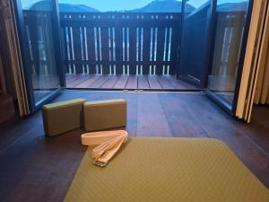 Giường trong phòng chung tại Strumpfburg by Dollop Living