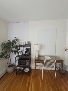 Et opholdsområde på Cozy Private Suite Near Train to NYC + 6 billeder