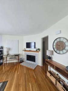 Køkken eller tekøkken på Cozy Private Suite Near Train to NYC