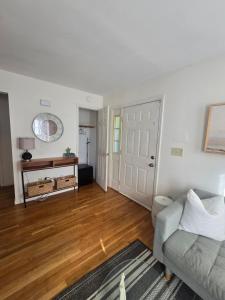 En eller flere senge i et værelse på Cozy Private Suite Near Train to NYC