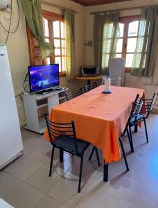 TV a/nebo společenská místnost v ubytování Hosteria Huaco + 82 fotografií